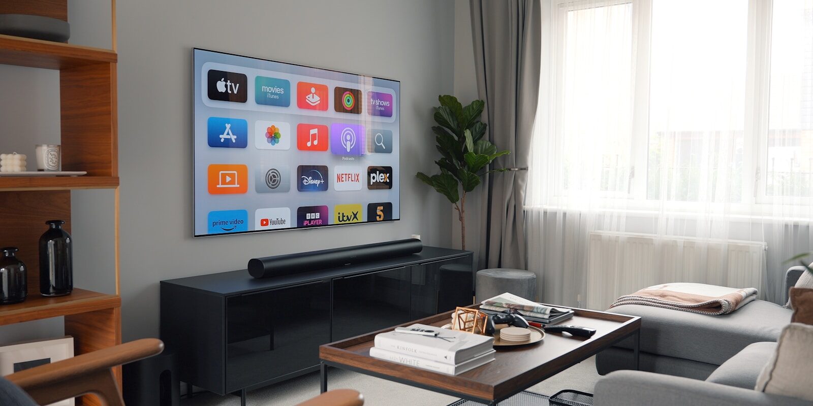 Sala de estar com uma Smart TV grande