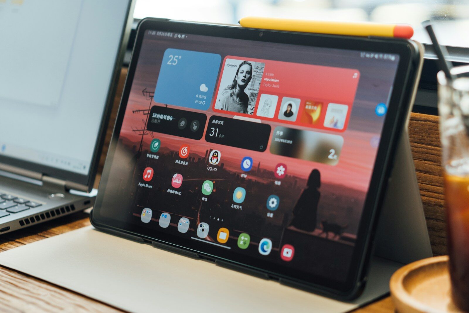 Tablet moderno com tela ligada