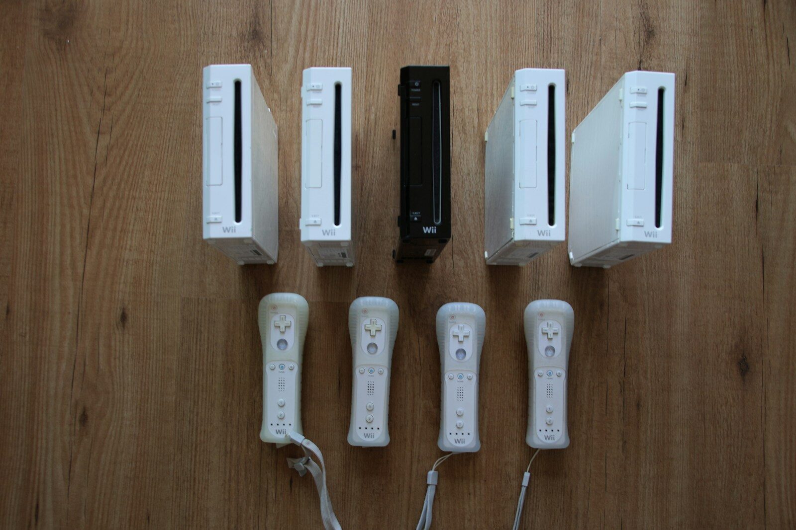 Controles de Nintendo Wii no chão