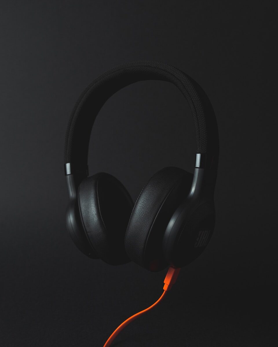 Um par de fones de ouvido sobre uma mesa
