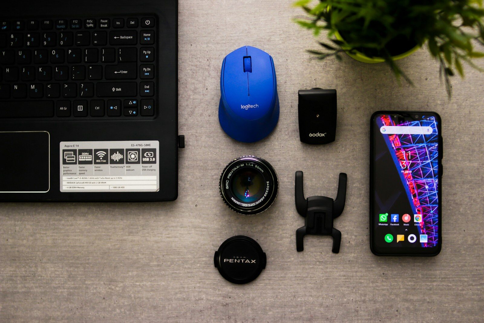 Gadgets tecnológicos e acessórios sobre uma mesa