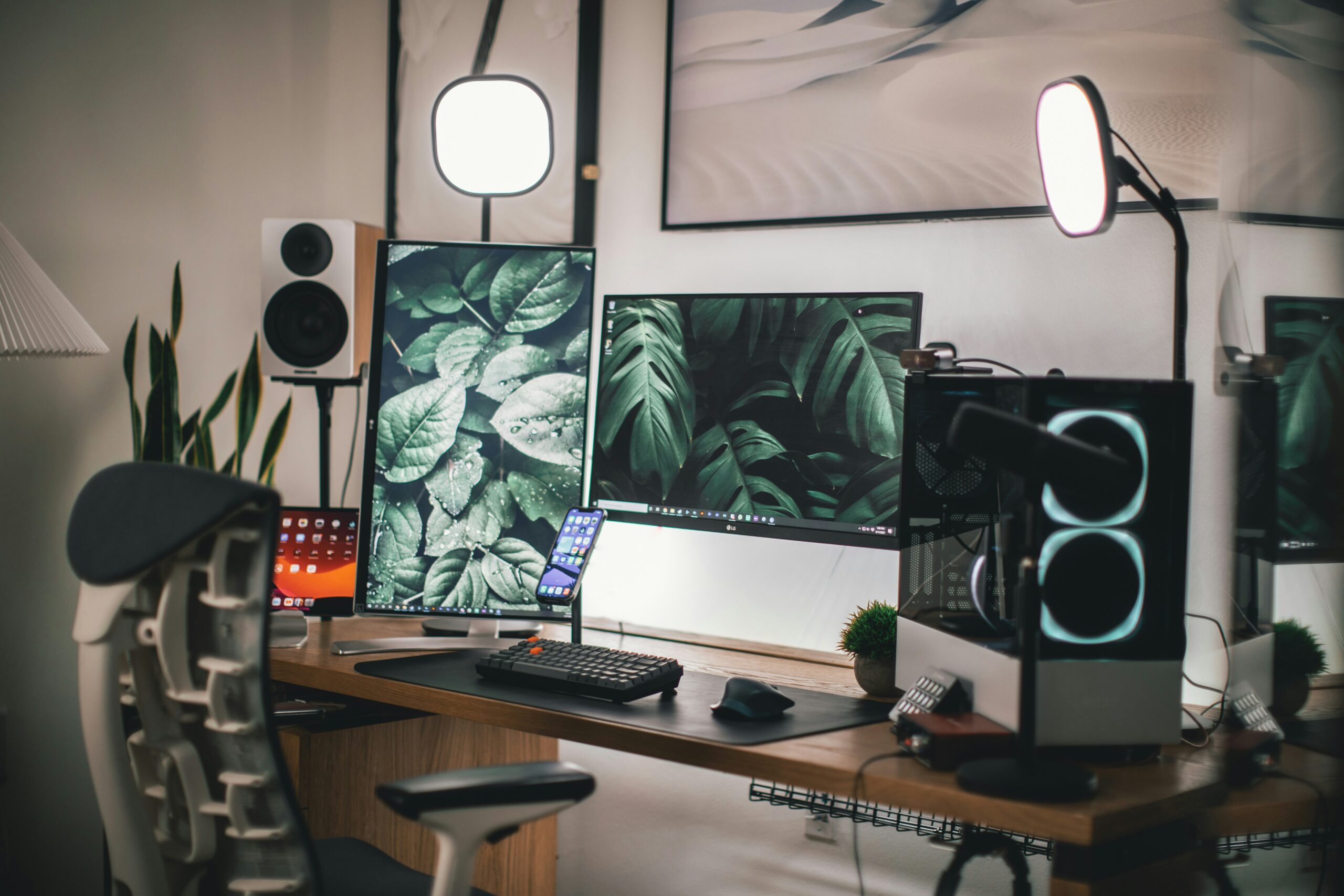 Setup de computador com acessórios para produtividade e conforto
